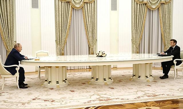 Няма такъв смях! И Борисов на 5-метровата маса на Путин (СНИМКИ)